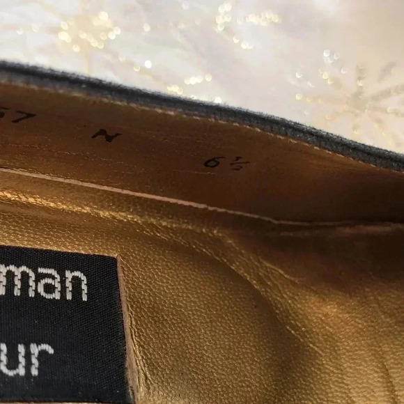 Vintage 80s Stuart Weitzman for Mr. Seymour black suede pumps - Picture 6 of 7